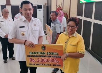 Wakil Walikota Gorontalo, Ryan Kono saat memberikan bantuan secara simbolis kepada masyarakat penerima Bantuan Sosial Usaha Ekonomi Produktif (UEP) Perorangan Kota Gorontalo Tahun 2022 di Aula Kantor Walikota Gorontalo, Rabu (14/12/2022). (Foto: Putra/Gopos)