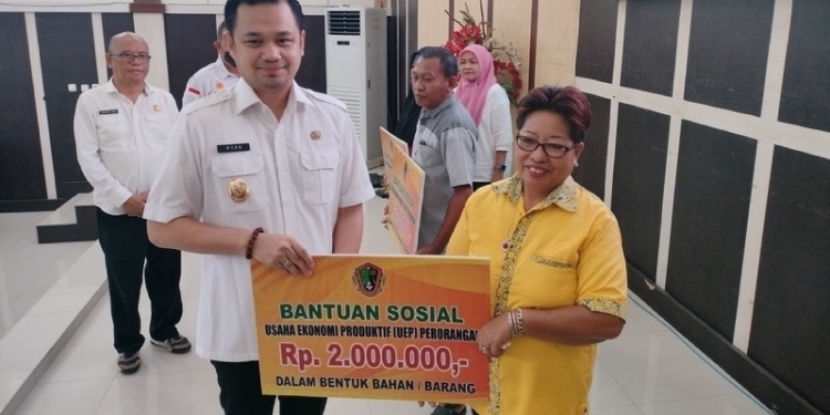 Wakil Walikota Gorontalo, Ryan Kono saat memberikan bantuan secara simbolis kepada masyarakat penerima Bantuan Sosial Usaha Ekonomi Produktif (UEP) Perorangan Kota Gorontalo Tahun 2022 di Aula Kantor Walikota Gorontalo, Rabu (14/12/2022). (Foto: Putra/Gopos)