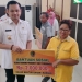 Wakil Walikota Gorontalo, Ryan Kono saat memberikan bantuan secara simbolis kepada masyarakat penerima Bantuan Sosial Usaha Ekonomi Produktif (UEP) Perorangan Kota Gorontalo Tahun 2022 di Aula Kantor Walikota Gorontalo, Rabu (14/12/2022). (Foto: Putra/Gopos)