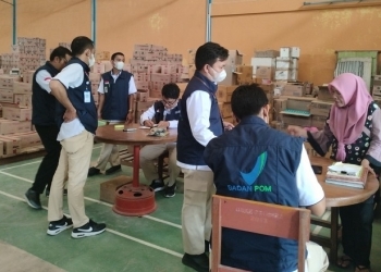 Badan Pengawas Obat dan Makanan (BPOM) Gorontalo melakukan sidak ke gudang makanan jelang Natal dan Tahun Baru (Nataru), Rabu (14/12/2022). (Foto: Putra/Gopos)