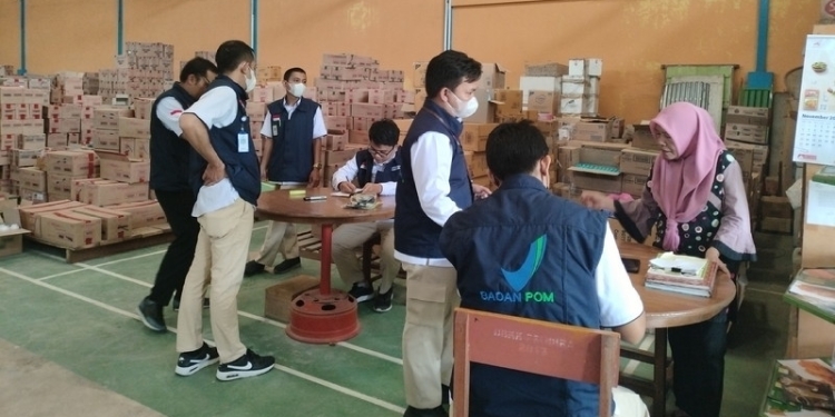 Badan Pengawas Obat dan Makanan (BPOM) Gorontalo melakukan sidak ke gudang makanan jelang Natal dan Tahun Baru (Nataru), Rabu (14/12/2022). (Foto: Putra/Gopos)