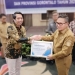 Universal Health Care (UHC) atau Cakupan Kesehatan Semesta di Kota Gorontalo tembus di angka 98,36 Persen. Wali Kota Gorontalo, Marten Taha saat menerima piagam penghargaan dari BPJS Kesehatan di Hotel Aston Kota Gorontalo, Selasa (20/12/2022). (Foto: Putra/Gopos)