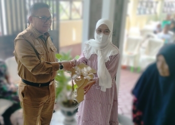 Wali Kota Gorontalo, Marten Taha saat menyerahkan bantuan Hunian Tetap kepada salah seorang masyarakat di Kelurahan Talumolo yang terdampak Kawasan Santorini di Kantor Camat Dumbo Raya, Selasa (20/12/2022). (Foto: Putra/Gopos)