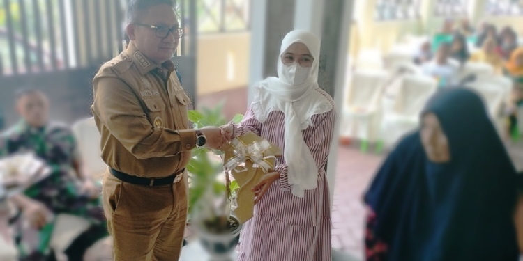 Wali Kota Gorontalo, Marten Taha saat menyerahkan bantuan Hunian Tetap kepada salah seorang masyarakat di Kelurahan Talumolo yang terdampak Kawasan Santorini di Kantor Camat Dumbo Raya, Selasa (20/12/2022). (Foto: Putra/Gopos)