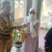 Wali Kota Gorontalo, Marten Taha saat menyerahkan bantuan Hunian Tetap kepada salah seorang masyarakat di Kelurahan Talumolo yang terdampak Kawasan Santorini di Kantor Camat Dumbo Raya, Selasa (20/12/2022). (Foto: Putra/Gopos)