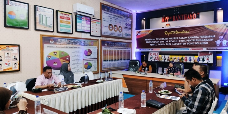 Rapat Koordinasi pemetaan TPS lokasi khusus dalam rangka Penyusunan Daftar Pemilih pada Penyelenggaraan Pemilihan Umum Tahun 2024 Kabupaten Bone Bolango, di Kantor KPU Bone Bolango, Sabtu (24/12/2022). (Foto: Putra/Gopos)