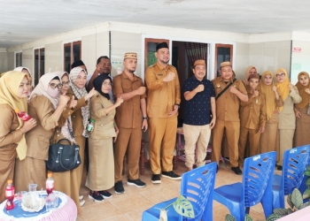 Ketua Dewan Perwakilan Rakyat Daerah (DPRD) Kabupaten Bone Bolango, Halid Tangahu menyerap aspirasi kepala desa yang berada di Kecamatan Suwawa di kediaman pribadi miliknya, Senin (26/12/2022).