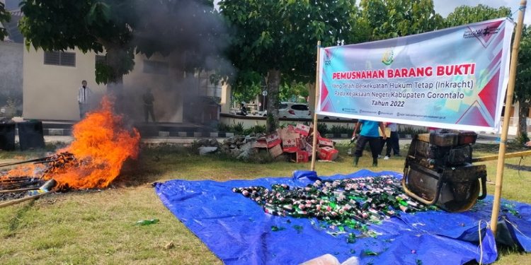 Ratusan Barang Bukti (Babuk) hasil kejahatan dimusnahkan oleh Kejaksaan Negeri (Kejari) Kabupaten Gorontalo, Jumat (30/12/2022). (Foto: Putra/Gopos)