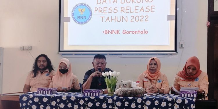 Kepala BNNK Gorontalo, Roy Bau saat melaksanakan Press Release di Kantin BNN Kabupaten Gorontalo, Jumat (30/12/2022).