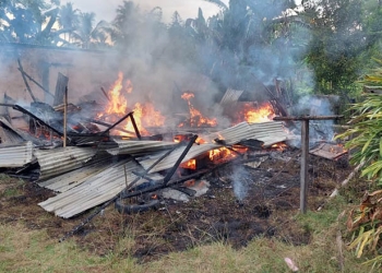 Kebakaran yang melanda sebuah rumah di Kelurahan Pauwo, Kecamatan Kabila, Bone Bolango, akibat terkena percikan api petasan, Senin (15/12/2022).(istimewa)