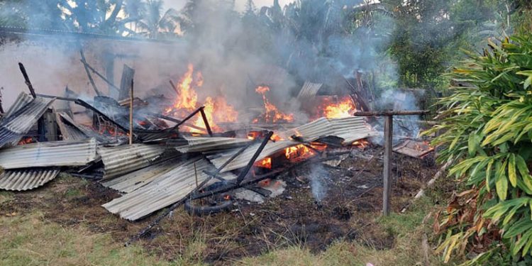Kebakaran yang melanda sebuah rumah di Kelurahan Pauwo, Kecamatan Kabila, Bone Bolango, akibat terkena percikan api petasan, Senin (15/12/2022).(istimewa)