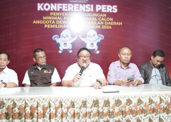 Ketua KPU Provinsi Gorontalo, Fadliyanto Koem (tengah) didampingi Anggota KPU Provinsi Gorontalo, Hendrik Imran (kiri), Sophian Rahmola (Kedua kanan), Ramli Ondang (kanan), serta Anggota Bawaslu Provinsi Gorontalo, Jhon H. Purba (kedua kiri) memberikan keterangan kepada wartawan mengenai pemasukan berkas dukungan calon DPD ke KPU Provinsi Gorontalo, Kamis (29/12/2022). (Dok. KPU Provinsi Gorontalo)