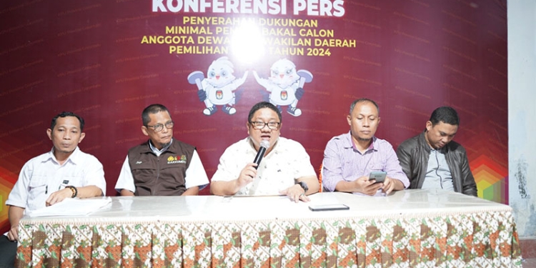 Ketua KPU Provinsi Gorontalo, Fadliyanto Koem (tengah) didampingi Anggota KPU Provinsi Gorontalo, Hendrik Imran (kiri), Sophian Rahmola (Kedua kanan), Ramli Ondang (kanan), serta Anggota Bawaslu Provinsi Gorontalo, Jhon H. Purba (kedua kiri) memberikan keterangan kepada wartawan mengenai pemasukan berkas dukungan calon DPD ke KPU Provinsi Gorontalo, Kamis (29/12/2022). (Dok. KPU Provinsi Gorontalo)
