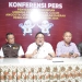 Ketua KPU Provinsi Gorontalo, Fadliyanto Koem (tengah) didampingi Anggota KPU Provinsi Gorontalo, Hendrik Imran (kiri), Sophian Rahmola (Kedua kanan), Ramli Ondang (kanan), serta Anggota Bawaslu Provinsi Gorontalo, Jhon H. Purba (kedua kiri) memberikan keterangan kepada wartawan mengenai pemasukan berkas dukungan calon DPD ke KPU Provinsi Gorontalo, Kamis (29/12/2022). (Dok. KPU Provinsi Gorontalo)