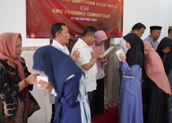 Komisioner dan Sekretariat KPU Provinsi Gorontalo berbagi dengan anak yatim dan menggelar doa bersama untuk kesuksesan Pemilu 2024. (dok. KPU Provinsi Gorontalo)