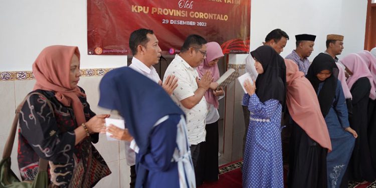 Komisioner dan Sekretariat KPU Provinsi Gorontalo berbagi dengan anak yatim dan menggelar doa bersama untuk kesuksesan Pemilu 2024. (dok. KPU Provinsi Gorontalo)