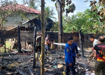 Petugas pemadam kebakaran Bone Bolango memadamkan kebakaran kandang yang di Kelurahan Pauwo, Kecamatan Kabila, Bone Bolango, Jumat (30/12/2022)