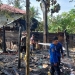 Petugas pemadam kebakaran Bone Bolango memadamkan kebakaran kandang yang di Kelurahan Pauwo, Kecamatan Kabila, Bone Bolango, Jumat (30/12/2022)