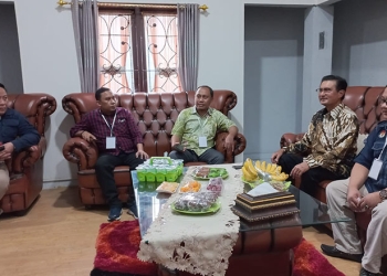Wakil Ketua MPR RI, Fadel Muhammad (batik), saat kunjungan kerja ke KPU Provinsi Gorontalo, Selasa (20/12/2022). (hasan/gopos)
