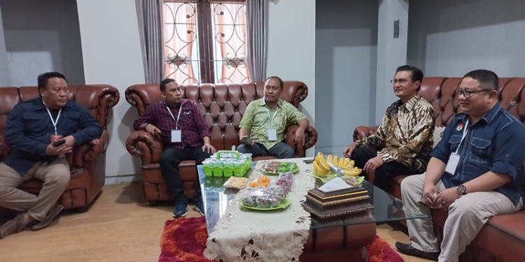 Wakil Ketua MPR RI, Fadel Muhammad (batik), saat kunjungan kerja ke KPU Provinsi Gorontalo, Selasa (20/12/2022). (hasan/gopos)