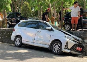 Kondisi mobnas Camat Kabila Bone terperosok ke got di JDS usai bersenggelan sebuah truk, Senin (12/12/2022). (istimewa)