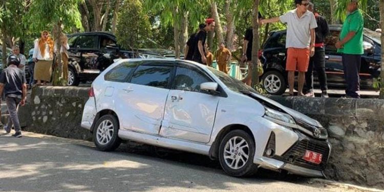 Kondisi mobnas Camat Kabila Bone terperosok ke got di JDS usai bersenggelan sebuah truk, Senin (12/12/2022). (istimewa)