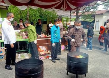 Kepala Kejaksaan Negeri Kota Gorontalo, Muhammad Rudy saat memusnahkan barang bukti, tidak pidana narkotika, pidana umum, dan pidana keamanan ketertiban umum secara simbolis di lingkungan Kejari Kota Gorontalo, Kamis (1/12/2022). Sari/gopos