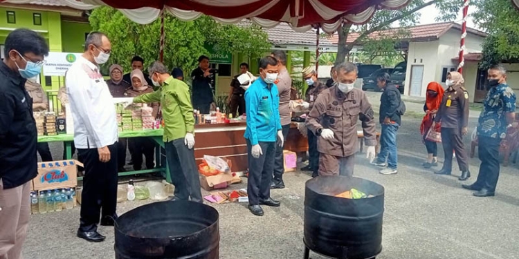 Kepala Kejaksaan Negeri Kota Gorontalo, Muhammad Rudy saat memusnahkan barang bukti, tidak pidana narkotika, pidana umum, dan pidana keamanan ketertiban umum secara simbolis di lingkungan Kejari Kota Gorontalo, Kamis (1/12/2022). Sari/gopos