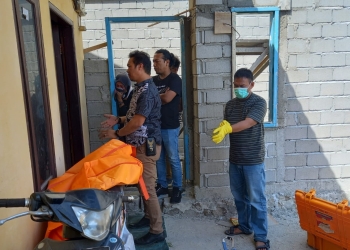 Petugas Polsek Kota Utara dan Polres Gorontalo Kota bersiap melakukan evakuasi terhadap jasad Fahmi Soleman yang ditemukan meninggal di kamar kos di Kelurahan Dulomo Selatan, Kecamatan Kota Utara, Kota Gorontalo.(istimewa)