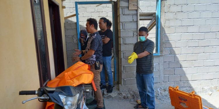 Petugas Polsek Kota Utara dan Polres Gorontalo Kota bersiap melakukan evakuasi terhadap jasad Fahmi Soleman yang ditemukan meninggal di kamar kos di Kelurahan Dulomo Selatan, Kecamatan Kota Utara, Kota Gorontalo.(istimewa)