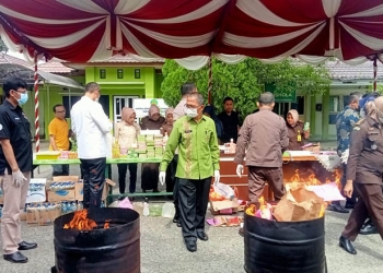 Sekretaris Daerah (Sekda) Ismail Majid saat memusnahkan barang bukti tindak pidana yang memiliki kekuatan hukum tetap, di Kejari Kota Gorontalo, Kamis (1/12/2022). Sari/gopo