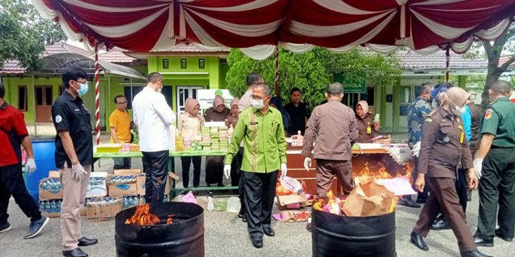 Sekretaris Daerah (Sekda) Ismail Majid saat memusnahkan barang bukti tindak pidana yang memiliki kekuatan hukum tetap, di Kejari Kota Gorontalo, Kamis (1/12/2022). Sari/gopo