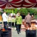 Sekretaris Daerah (Sekda) Ismail Majid saat memusnahkan barang bukti tindak pidana yang memiliki kekuatan hukum tetap, di Kejari Kota Gorontalo, Kamis (1/12/2022). Sari/gopo