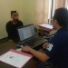 Penyidik Polsek Kota Tengah sedang menginterogasi SH yang diduga melakukan pencurian sepeda motor di kos-kosan di Jl. Bali, Kecamatan Kota Tengah, Kota Gorontalo.