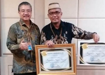 Ketua Pengadilan Tinggi Gorontalo Roki Panjaitan (kiri) dan Wakil Ketua Pengadilan Negeri Marisa, Achmad Yuliandi Erria Putra (kanan) berpose bersama usai menerima penghargaan di Hotel Grand Inna Malioboro, Kota Yogyakarta, Senin 12/12/2022 (Istimewa)