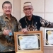 Ketua Pengadilan Tinggi Gorontalo Roki Panjaitan (kiri) dan Wakil Ketua Pengadilan Negeri Marisa, Achmad Yuliandi Erria Putra (kanan) berpose bersama usai menerima penghargaan di Hotel Grand Inna Malioboro, Kota Yogyakarta, Senin 12/12/2022 (Istimewa)