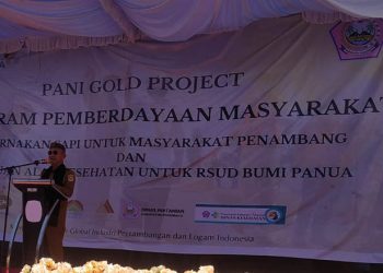 Bupati Pohuwato, Saipul Mbuinga, Memberikan Sambutan Pemberian Bantuan Oleh Pani Gold Project, Program Pemberdayaan Masyarakat Penambang Pohuwato, di Halaman Kantor Disporapar Pohuwato, Selasa 13/12/2022 (Yusuf/Gopos)