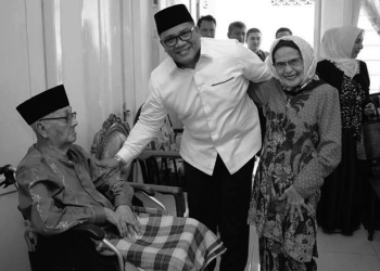 Rektor UNG, Eduart Wolok (tengah), saat bersilaturahmi ke kediaman Prof. Thahir Musa (kiri) beberapa waktu lalu.(Facebook Eduart Wolok)