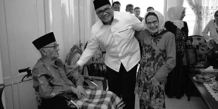 Rektor UNG, Eduart Wolok (tengah), saat bersilaturahmi ke kediaman Prof. Thahir Musa (kiri) beberapa waktu lalu.(Facebook Eduart Wolok)