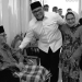 Rektor UNG, Eduart Wolok (tengah), saat bersilaturahmi ke kediaman Prof. Thahir Musa (kiri) beberapa waktu lalu.(Facebook Eduart Wolok)