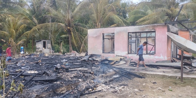 Dua Unit Rumah Milik Warga Desa Hulawa, Kecamatan Buntulia, Pohuwato, Ludes Terbakar, Minggu 25/12/2022 (Yusuf/Gopos)