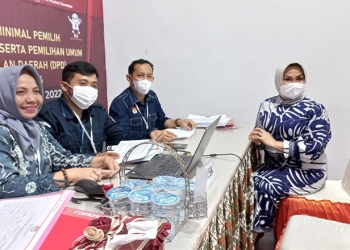 Bakal calon anggota DPD, Rahmijati Jahja, saat menyerahkan syarat dukungan pencalonan DPD ke Komisi Pemilihan Umum (KPU) Provinsi Gorontalo, Selasa (20/12/2022). (hasan/gopos)