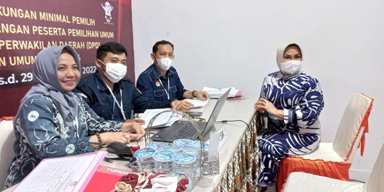 Bakal calon anggota DPD, Rahmijati Jahja, saat menyerahkan syarat dukungan pencalonan DPD ke Komisi Pemilihan Umum (KPU) Provinsi Gorontalo, Selasa (20/12/2022). (hasan/gopos)