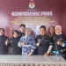 Rahmijati Jahja (tengah)   usai menyerahkan syarat dukungan ke kantor KPU Provinsi Gorontalo. (Foto: hasan/gopos)