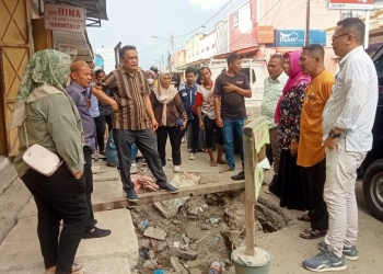 Aleg Dapil I, DPRD Kota Gorontalo, Ariston Tilameo, Muksin Brekat, Heriyanto Thalib, Tien Suhari Mobiliu, dan Selvi Mantu saat mengecek kondisi pekerjaan proyek di kawasan pertokoan, kota Gorontalo, Jumat (2/12/2022). Sari/gopos