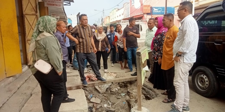 Aleg Dapil I, DPRD Kota Gorontalo, Ariston Tilameo, Muksin Brekat, Heriyanto Thalib, Tien Suhari Mobiliu, dan Selvi Mantu saat mengecek kondisi pekerjaan proyek di kawasan pertokoan, kota Gorontalo, Jumat (2/12/2022). Sari/gopos