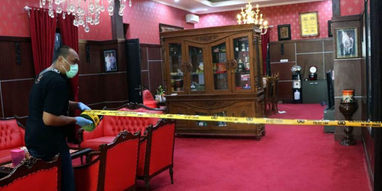 Petugas memasang garis polisi saat olah TKP di salah satu ruangan Rumah Dinas (Rumdin) Wali Kota Blitar, Jawa Timur, Senin (12/12/2022). ANTARA FOTO/Humas Polres Blitar Kota