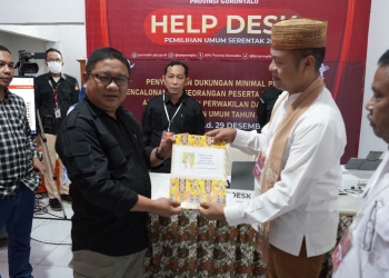 Bakal calon anggota DPD, Rusliyanto Monoarfa, menyerahkan berkas dukungan masyarakat ke KPU Provinsi Gorontalo, Selasa (28/12/2022)