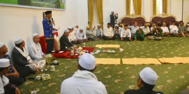 Bupati Gorontalo, Nelson Pomalingo sambut Pimpinan Pusat Majelis Pengkajian Tauhid Tasawuf Asia Tenggara, Abuya Syekh Arman Wali Al- Holidi di Rumah Dinas Bupati, senin (21/11/2022).