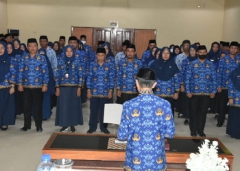 Bupati Gorontalo, Nelson Pomalingo mengambil sumpah sekagilus melantik 48 Pejabat Fungsional di Lingkungan Pemerintah Kabupaten Gorontalo di Aula Potombango BKPSDM, Senin (21/11/2022).